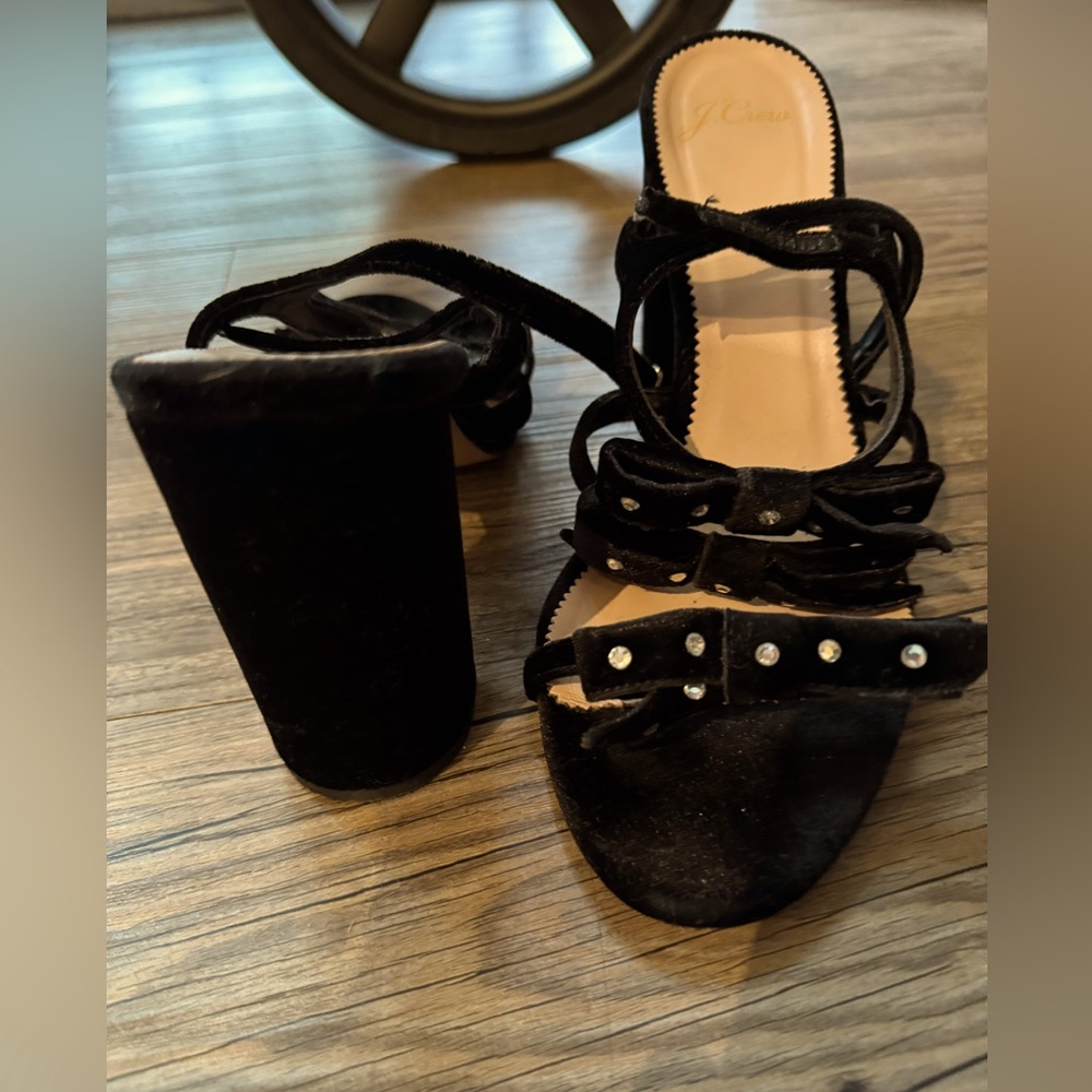 Leather summer shoes with bows barely used